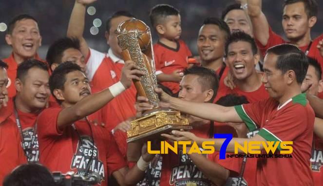 Pemain persija bambang pamungkas terima trofi piala presiden dari jokowi Pemain persija bambang pamungkas terima trofi piala presiden dari jokowi