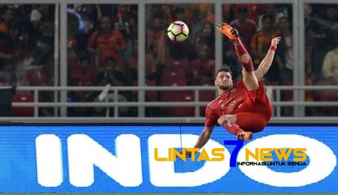 Pemain persija jakarta marko simic saat tendangan salto Pemain persija jakarta marko simic saat tendangan salto