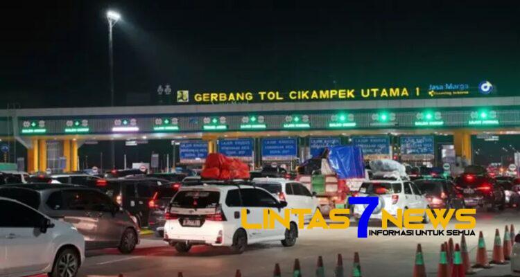 Kendaraan Arah Jakarta Membeludak, One Way di Tol Trans Jawa Diperpanjang hingga KM 442