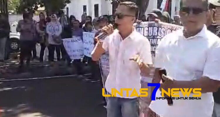 Ratusan Masyarakat Unjuk Rasa Didepan Kantor Gubernur Bengkulu