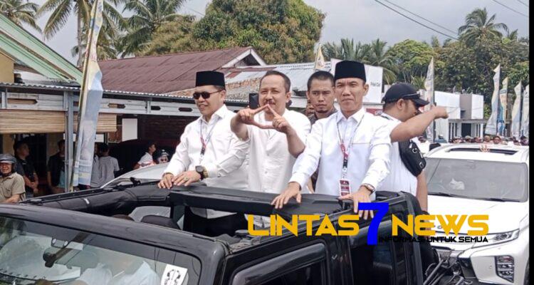 Ribuan Massa Hantarkan Azhari-Bambang Daftar Ke KPU