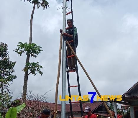 Pemasangan Lampu Tenaga Surya di Desa Talang Belitar