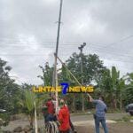 Pemasangan Empat Unit Lampu Tenaga Surya di Desa Sinar Gunung