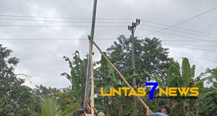 Pemasangan Empat Unit Lampu Tenaga Surya di Desa Sinar Gunung