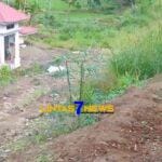 Warga Desa Punguk Beringang Kesulitan Evakuasi Pasien Akibat Jalan Tebing Terjal