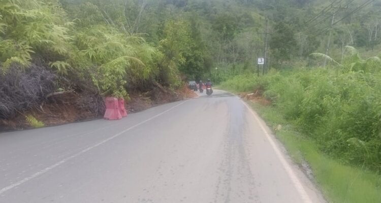 Material Longsor Tutupi Jalan, Ini Penjelasan Plt. Kadis PU