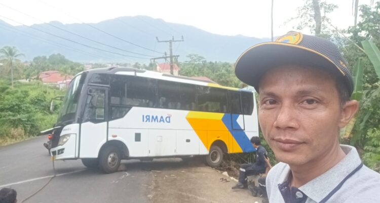 Akibat Mesin Mati Bus Damri Nyaris Masuk Jurang