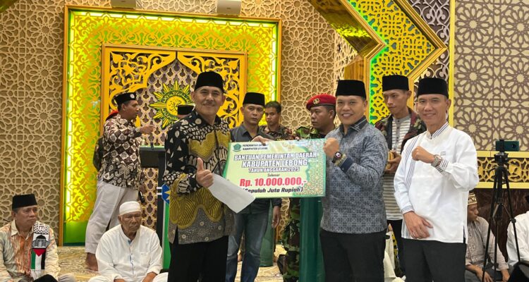 Safari Ramadhan, Bupati dan Wakil Bupati Lebong Serahkan Bantuan Hibah ke Masjid