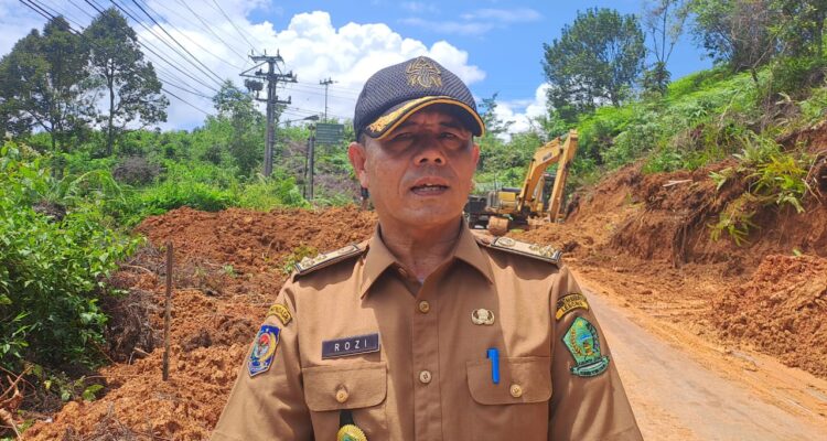 Gerak Cepat, Pemkab Lebong Singkirkan Longsoran di Jalan Provinsi