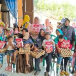 Pemdes Temdak Bagikan Telur dan Susu Untuk Balita