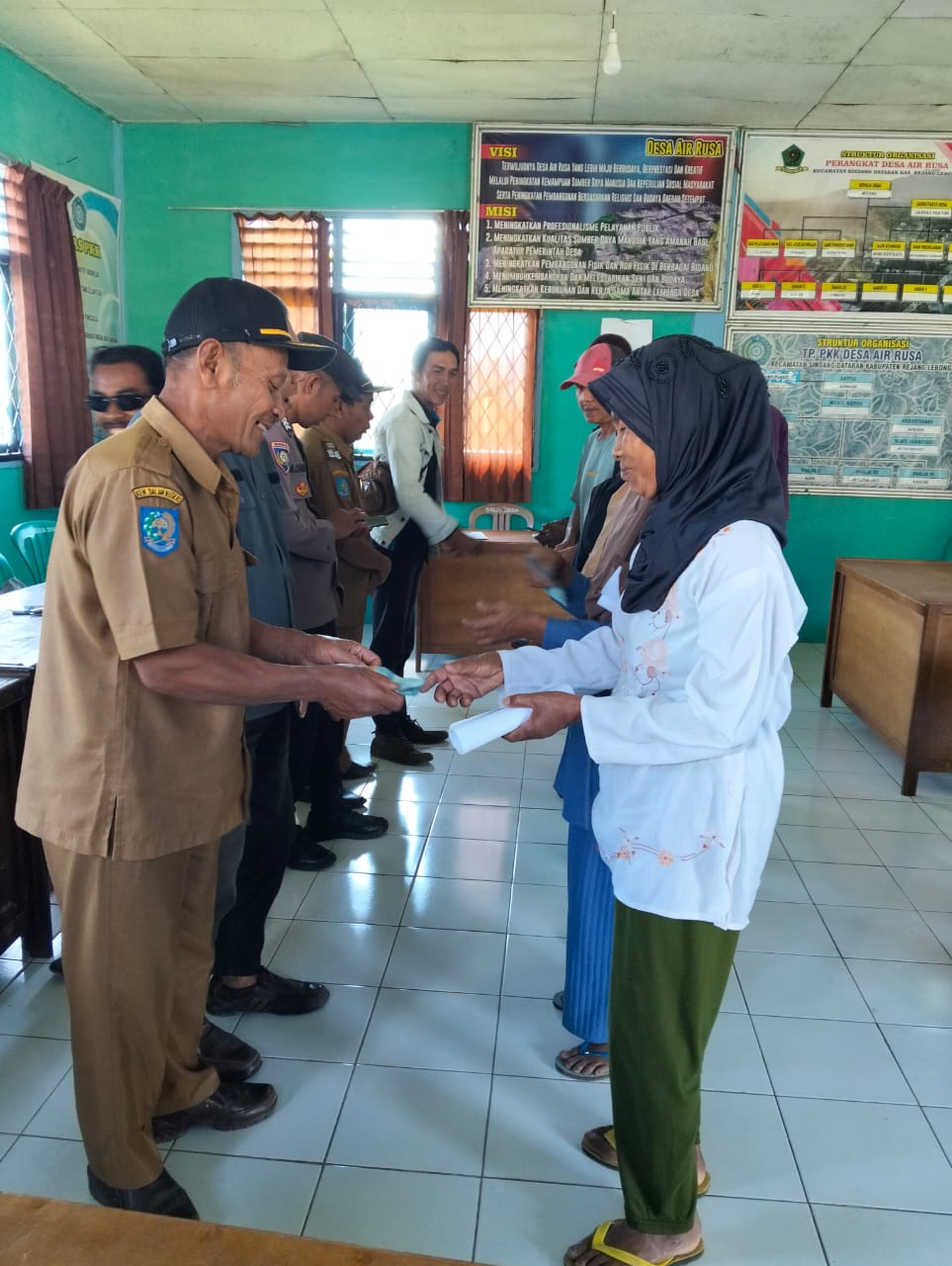 Pembagian Bantuan Langsung Tunai Dana Desa Tahap II Desa Air Rusa