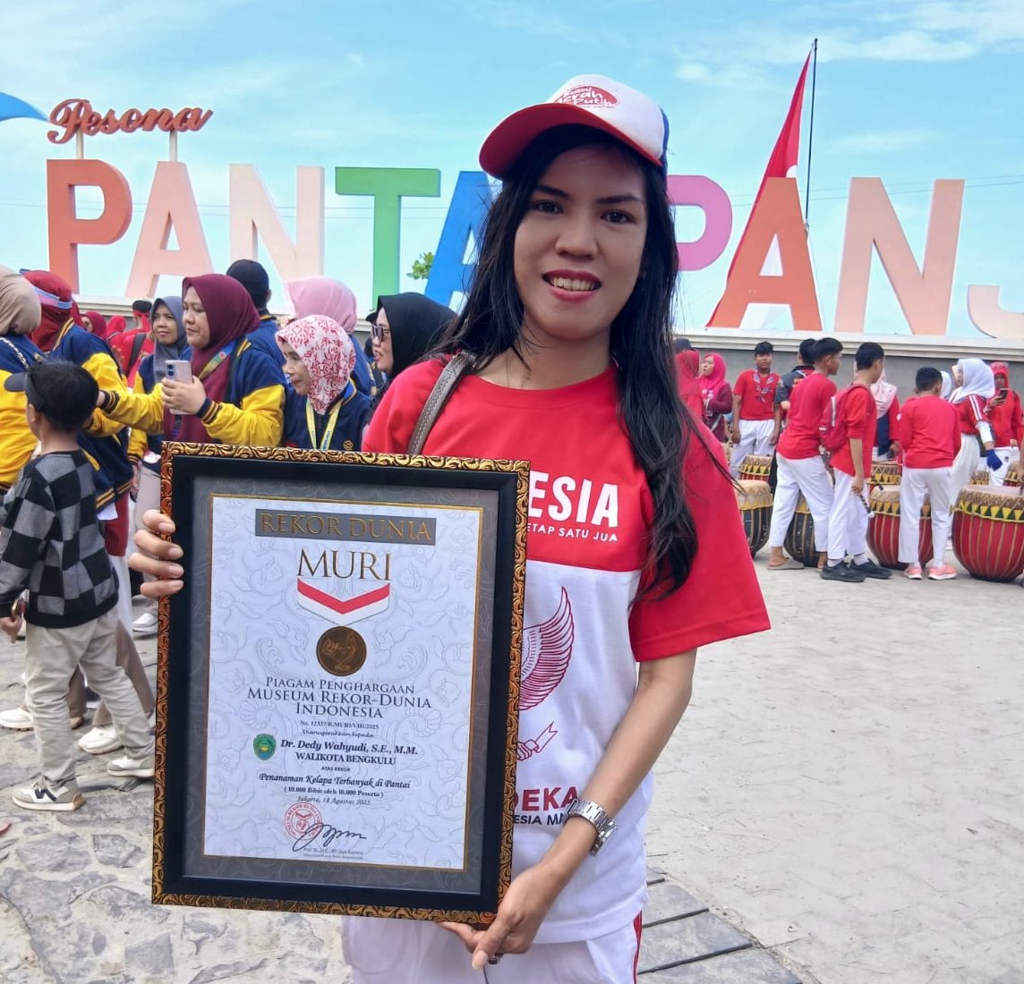 Bengkulu Pecahkan Rekor Dunia, 10 Ribu Kelapa Ditancap di Pantai Panjang