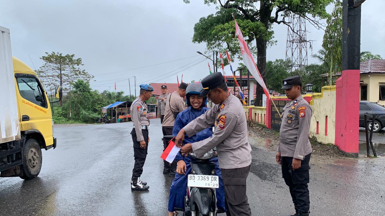 Peringati HUT RI ke-80, Polsek Ketahun Bagi-Bagi Bendera kepada Pengguna Jalan