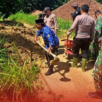 Polsek Guluk-Guluk Bersama TNI dan Masyarakat Tangani Tanah Longsor di Desa Payudan Daleman