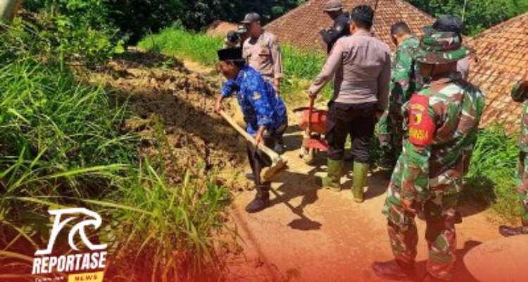 Polsek Guluk-Guluk Bersama TNI dan Masyarakat Tangani Tanah Longsor di Desa Payudan Daleman