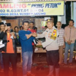 Perkuat Keamanan Desa, Kapolres Blitar Bagikan HT ke Lima Poskamling