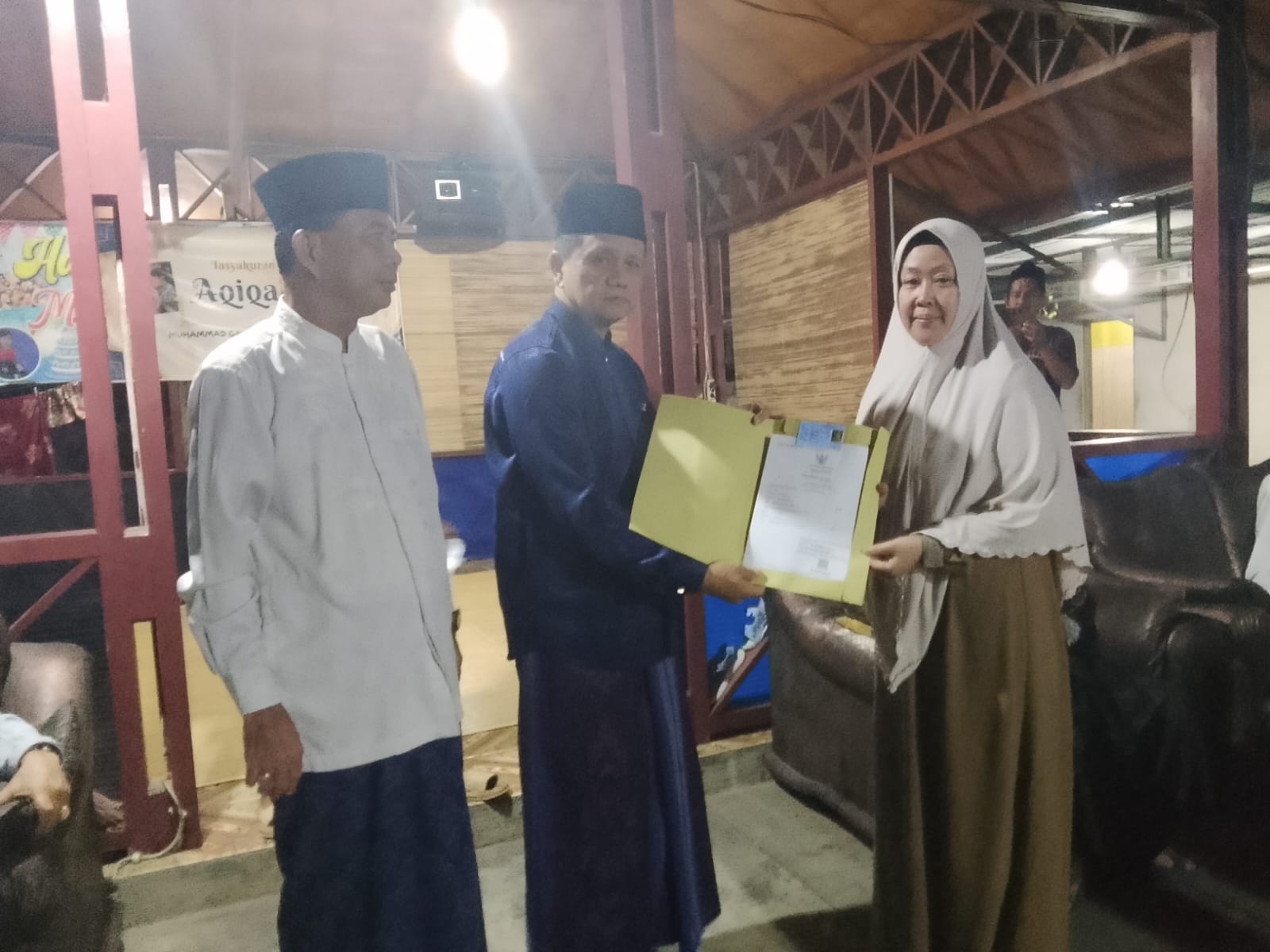 Di Tengah Duka, Negara Hadir: Pemda Bengkulu Tengah Serahkan Akta Di Tengah Duka, Negara Hadir: Pemda Bengkulu Tengah Serahkan Akta Kematian Almarhum H. Suharto, GOLBE Sampaikan Apresiasi Haru